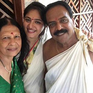 Anushka Shetty with family 1