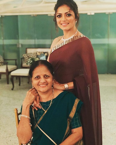 Drashti Dhami with her mother 1