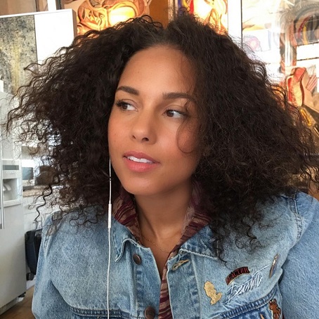 Alicia Keys listening songs HD Image Biography