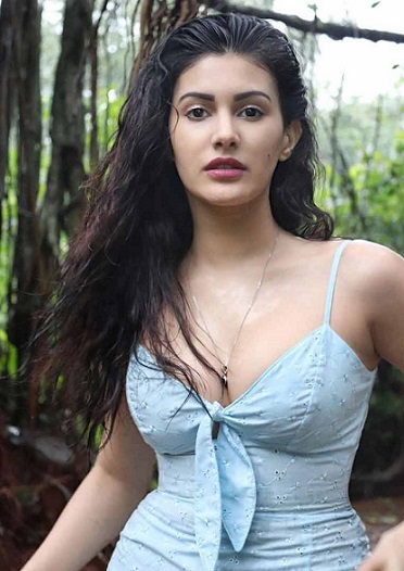 Amayra Dastur look sexy in hot dress
