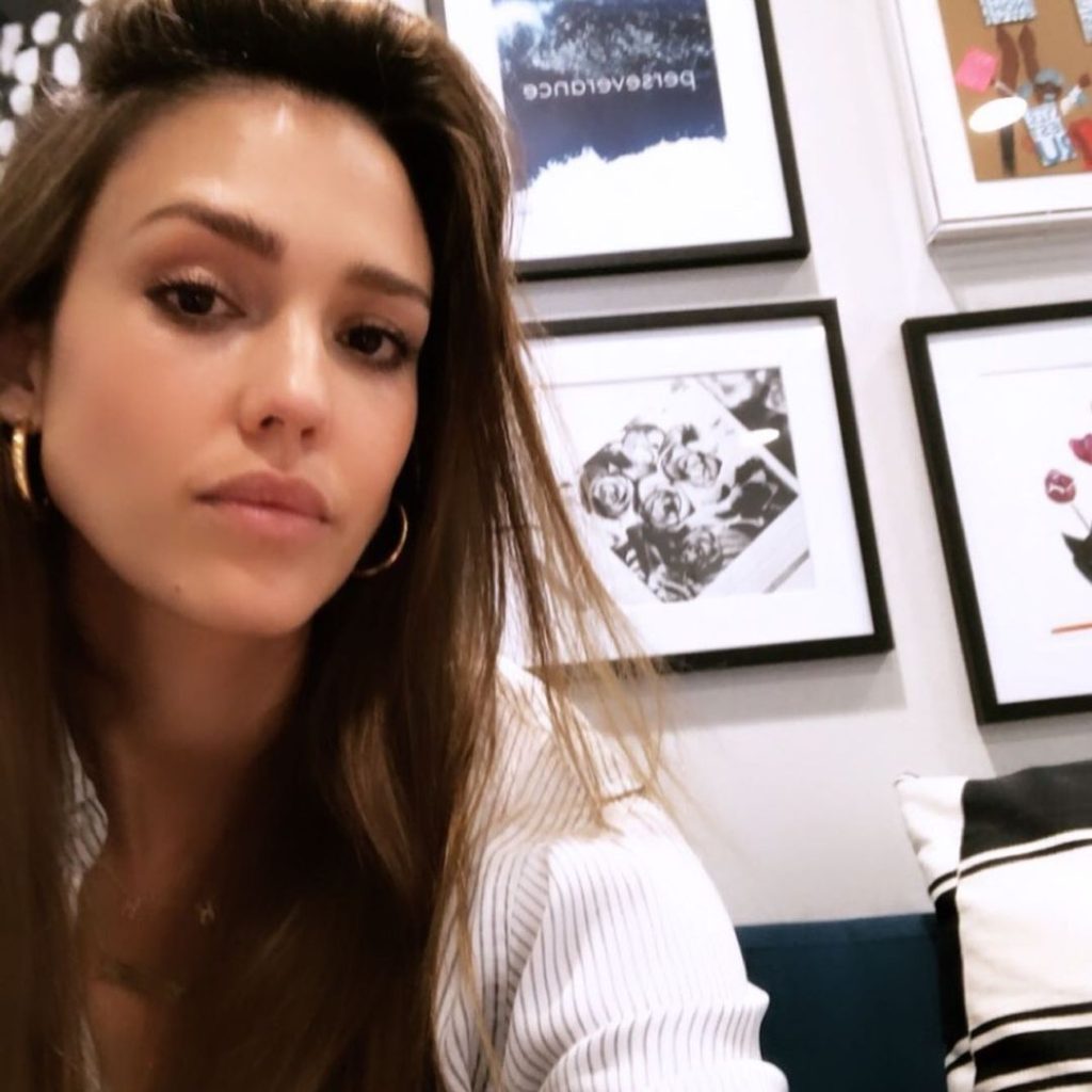 Gorgeous Jessica Alba taking selfie in morning HD Picture