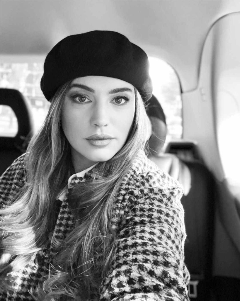 Kelly Brook in a car HD PIcture Black and White Picture