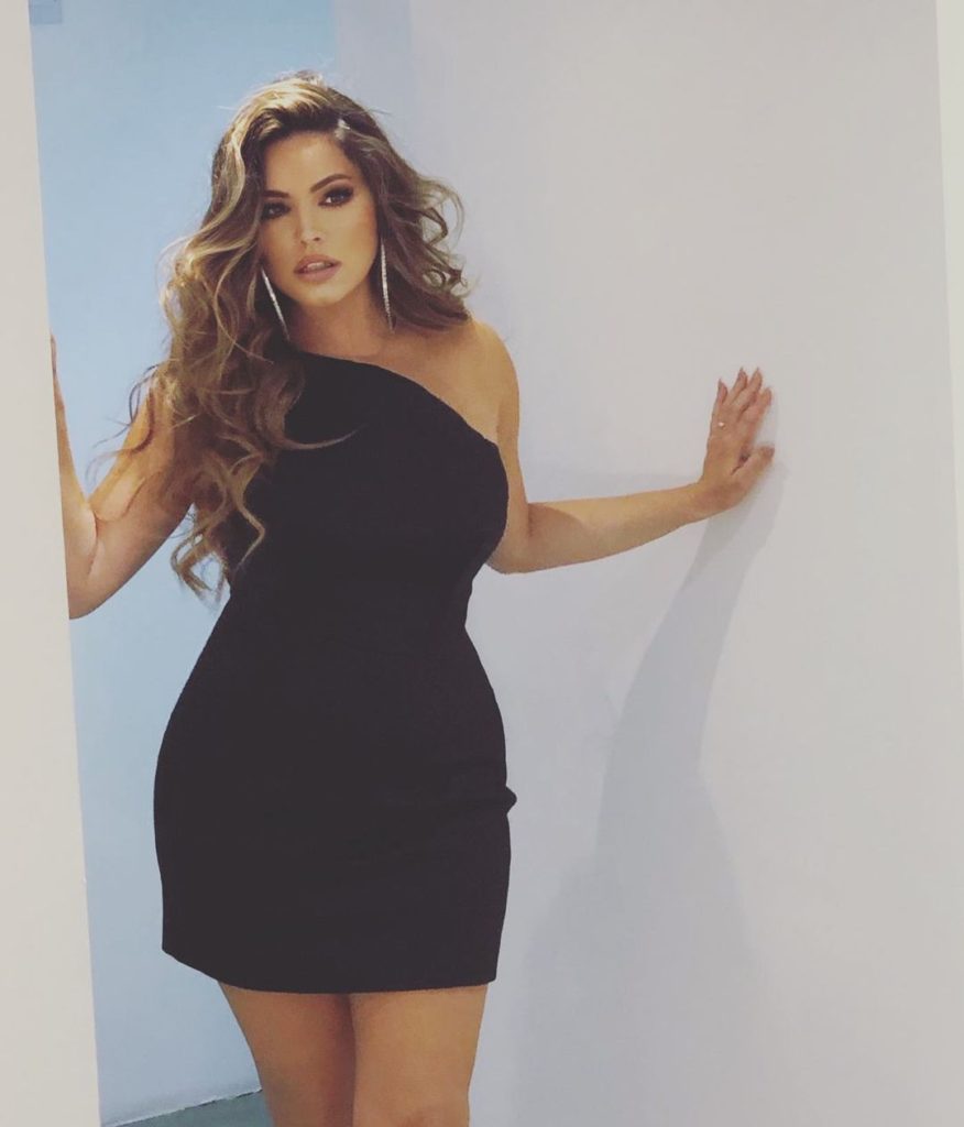 Kelly Brook in a sexy black desinger dress biographioa