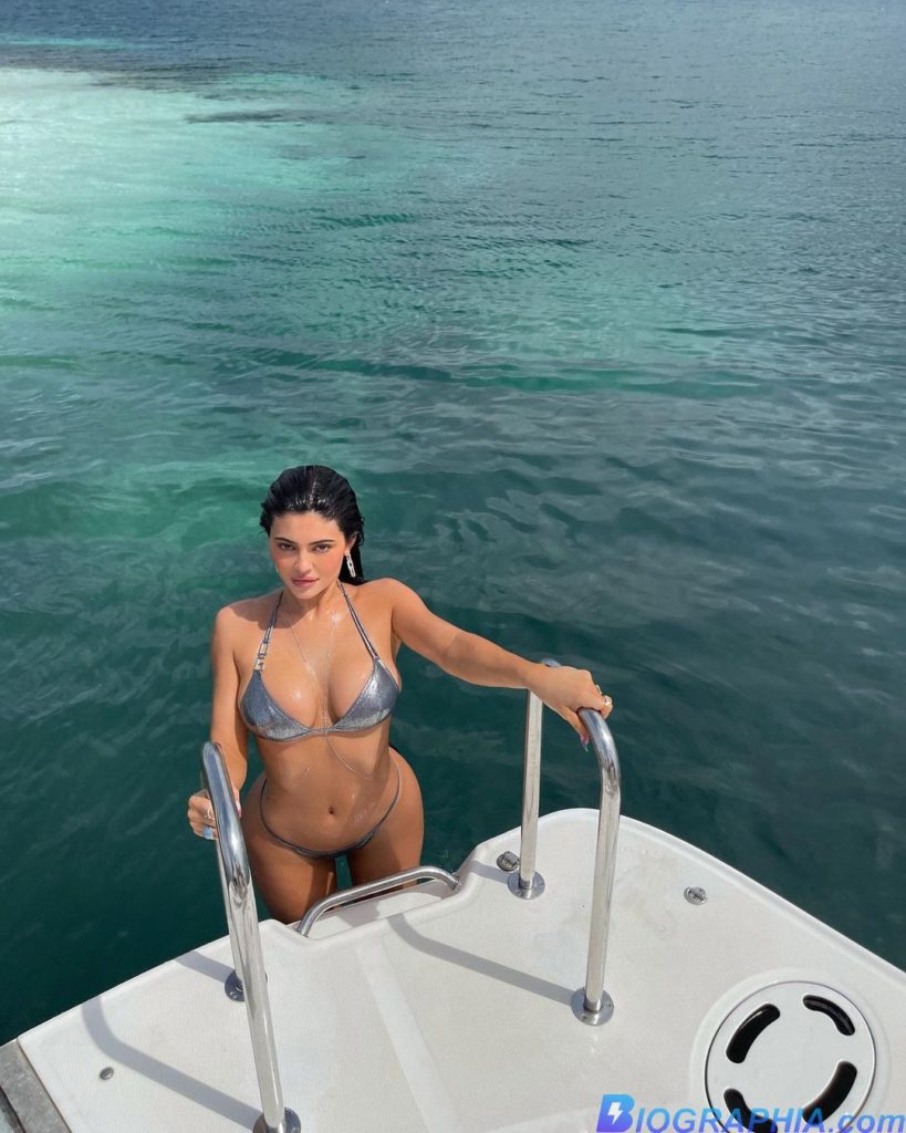 Kylie Jenner Boat Photoshoot HD Picture BIography Biographia
