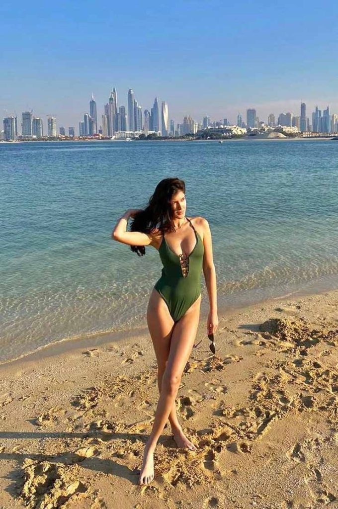 Shanaya Kapoor in green hot swim suit HD Image Biography Biographia