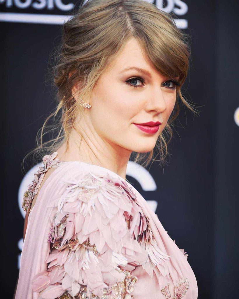 Gorgeous Taylor Swift in sexy designer Pink dress HD Picture Biographia Biography