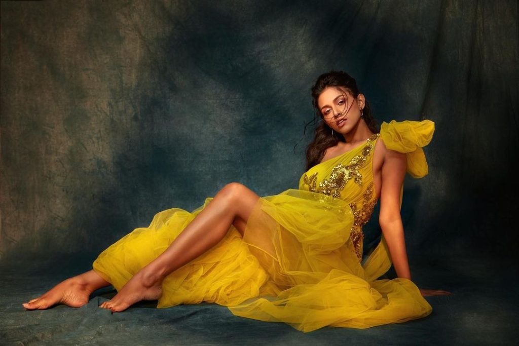 Hot Adline Castelinoin her yellow outfit HD Picture Biographia
