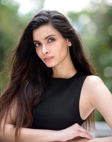 Sexy Diana Penty in her black camisole HD Picture 1