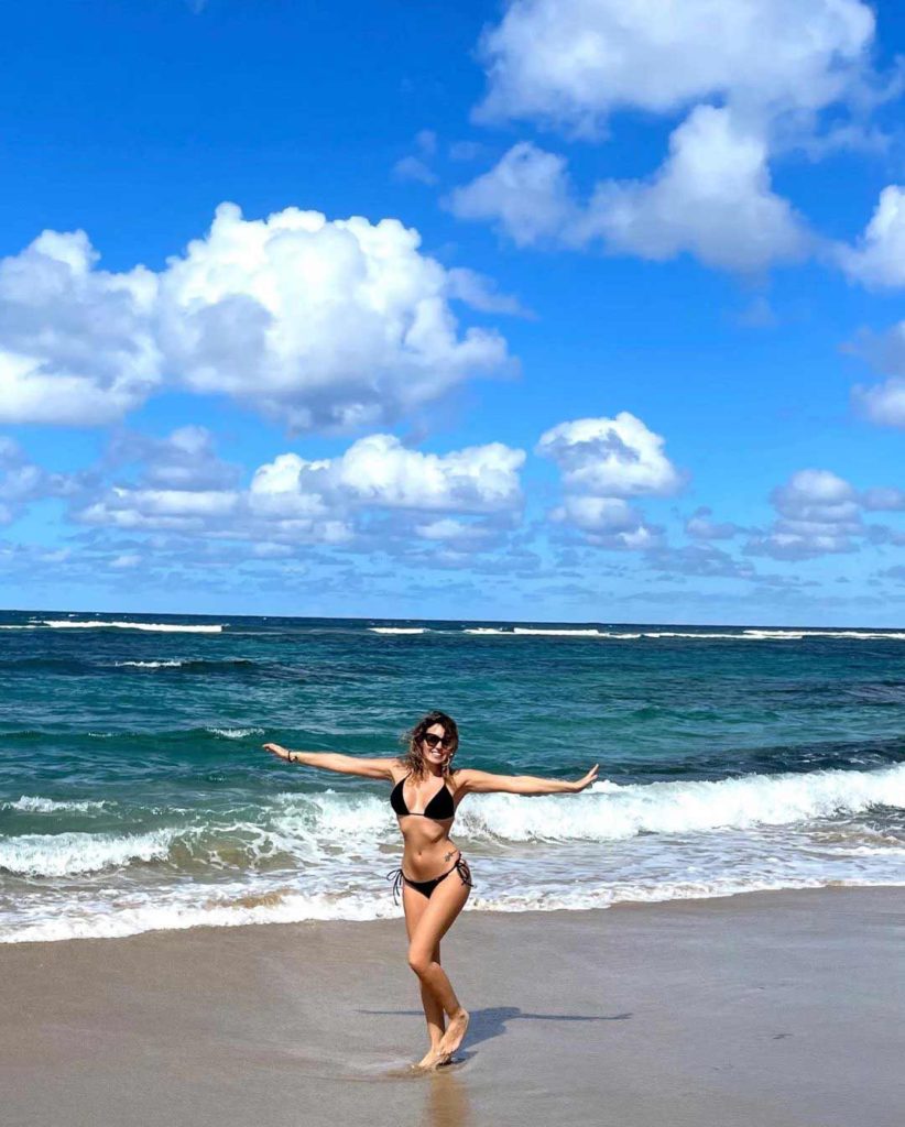 Sexy Roberta Mancino in her black bikini on a beach HD Picture