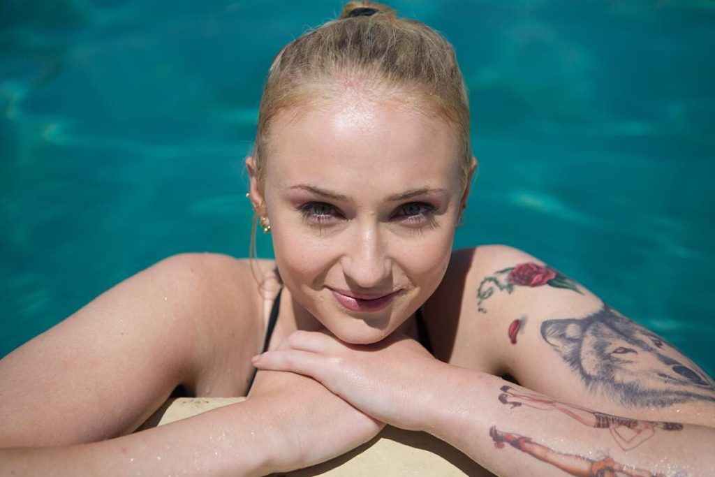 Sexy Sophie Turner in swimming pool HD Picture Biographia Biography