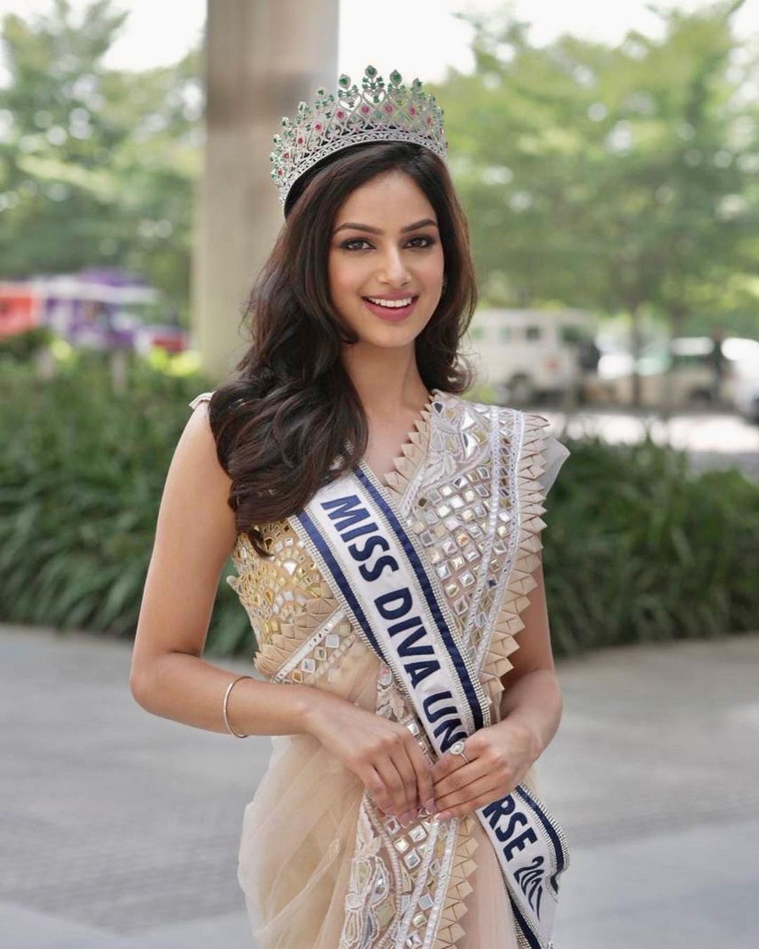 Beautiful Pic of Harnaaz Sandhu in Glittering Beige Colour Saree with her Miss Diva Universe Sash Biography Biographia