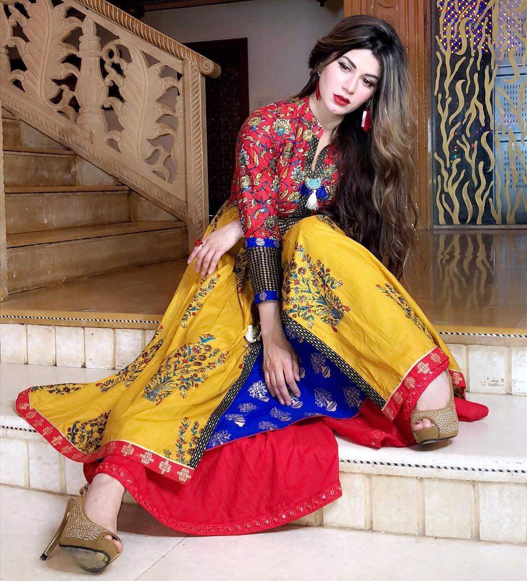 Beautiful and Adorable Photo of Kainaat Arora in Colourful Traditional Dress Biography Biographia