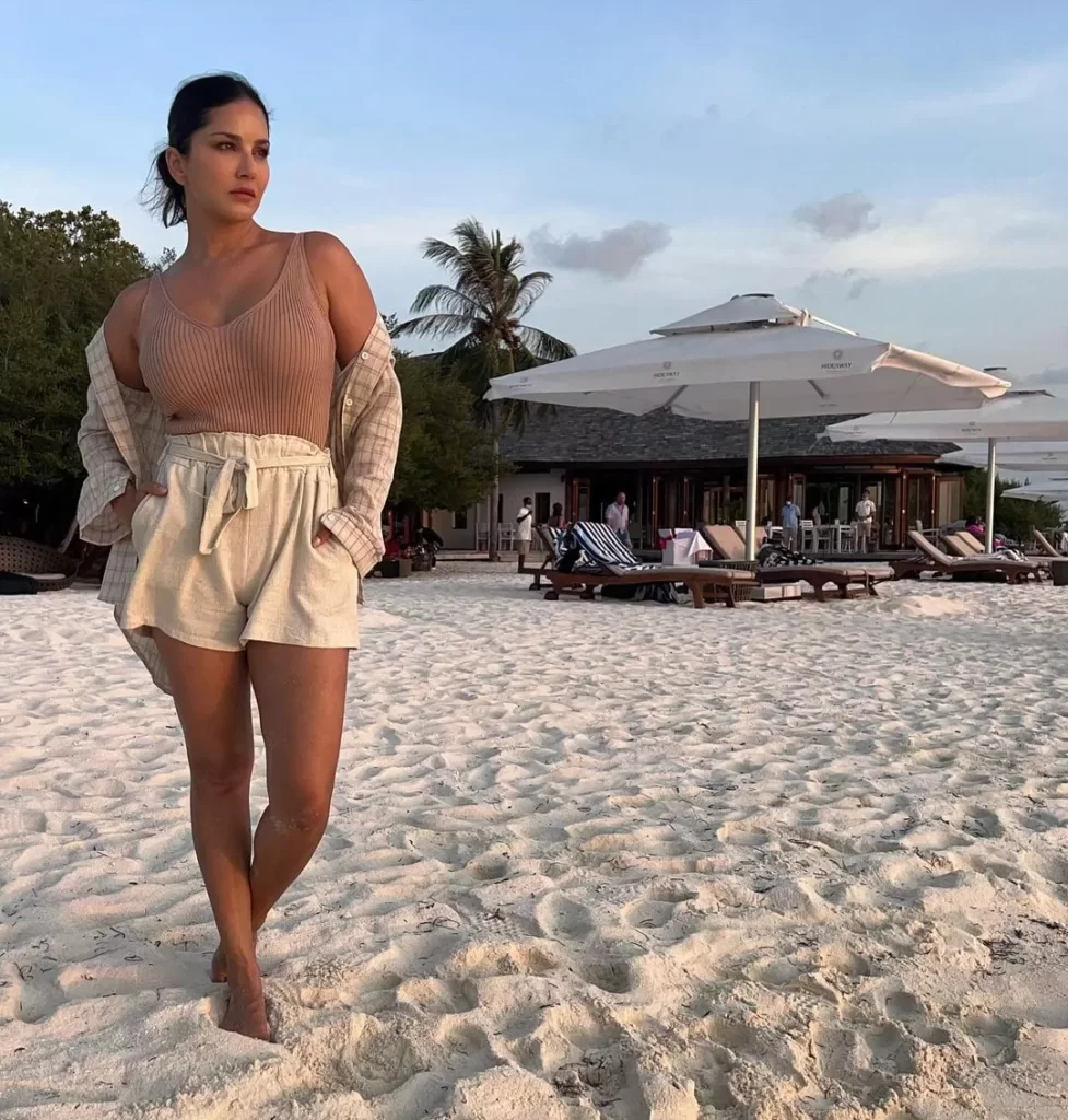 Sunny Leone's hot pose in Maldives HD Picture Biographia