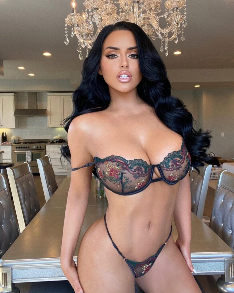 Abigail Ratchford get a lot of praise for fans for flaunting her hot physique