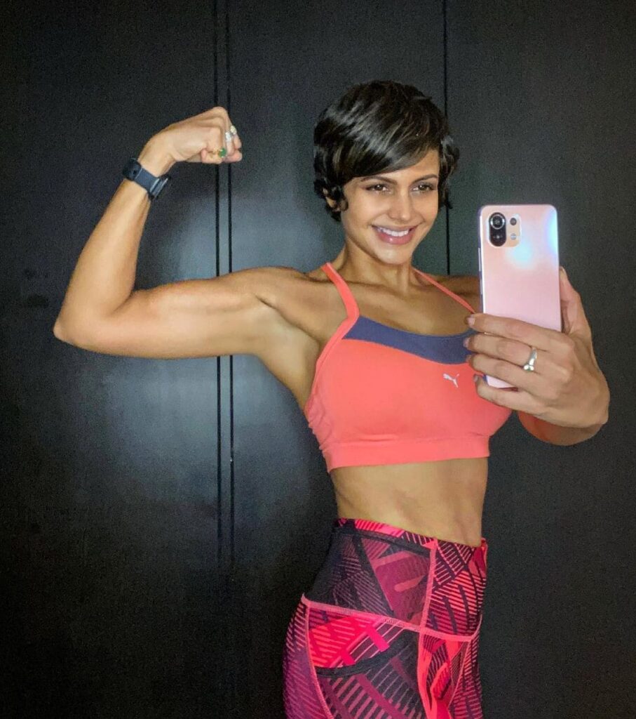 Mandira Bedi flaunts her toned body in mirror selfie HD Picture Biographia
