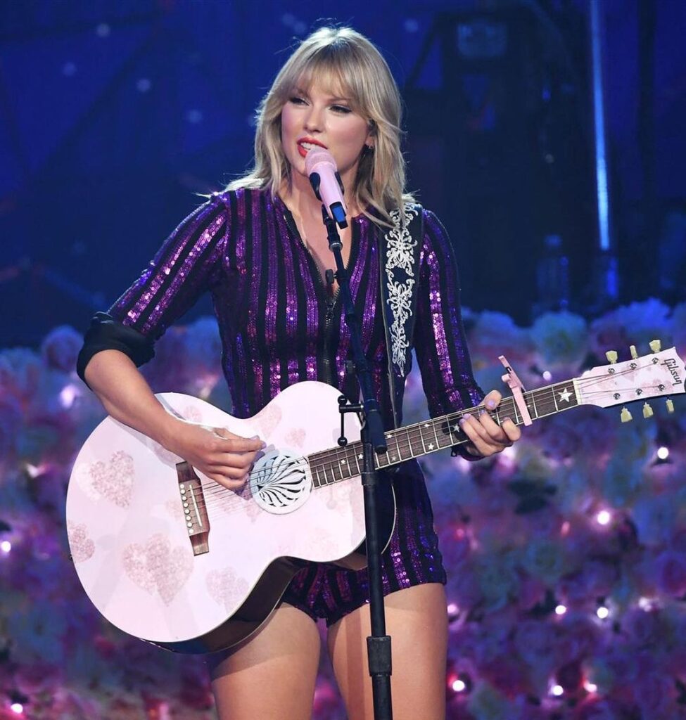 Taylor Swift Playing guitar HD Picture BIographia